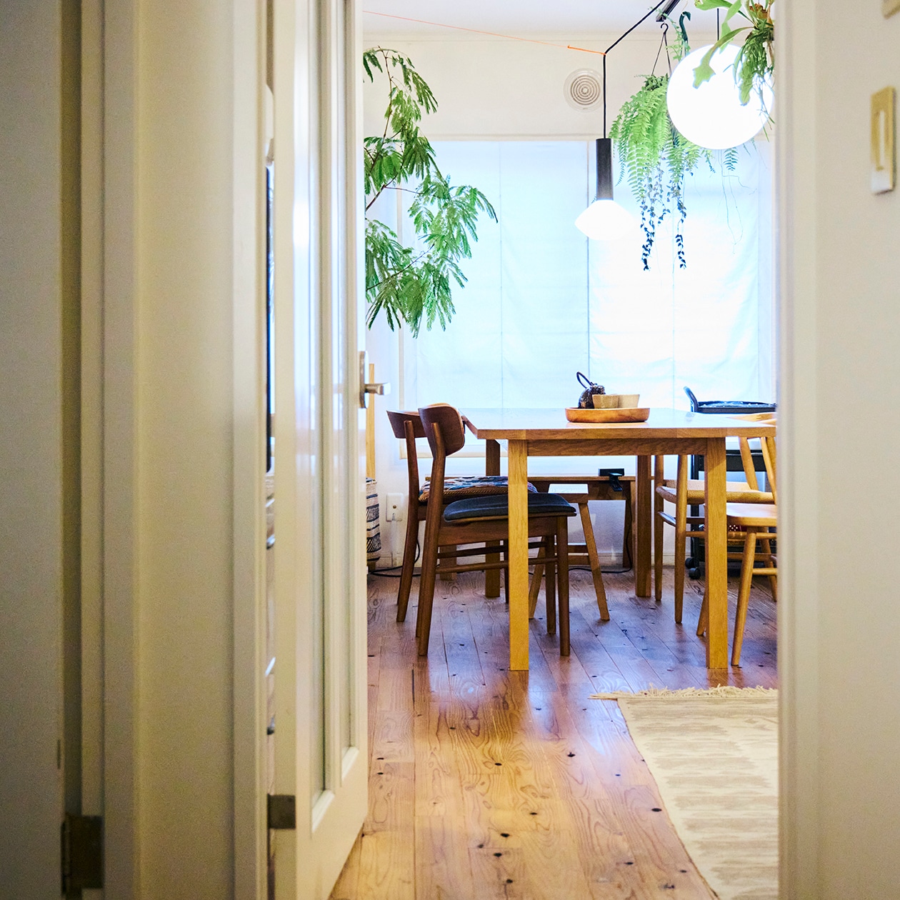 使いながら触れながら、木と向き合う部屋 | ステンレス ユニットシェルフ、壁に付けられる 家具 ほか_5Ir3ol