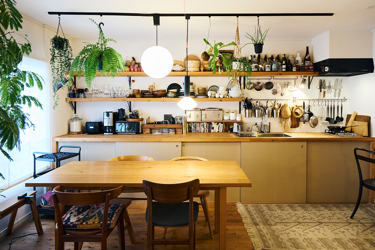 使いながら触れながら、木と向き合う部屋 | ステンレス ユニットシェルフ、壁に付けられる 家具 ほか_Mlb9Xn