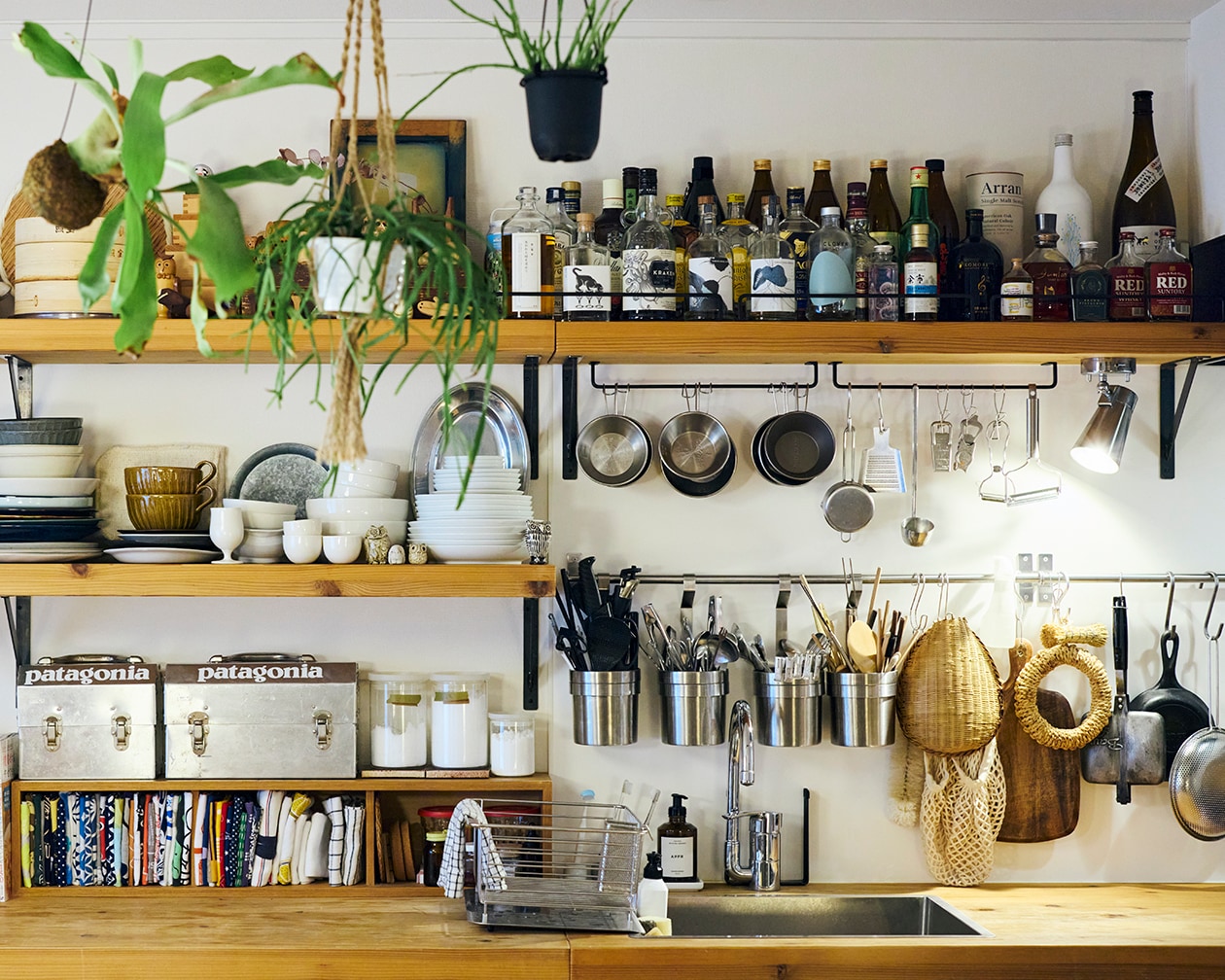 使いながら触れながら、木と向き合う部屋 | ステンレス ユニットシェルフ、壁に付けられる 家具 ほか_AdyKG0