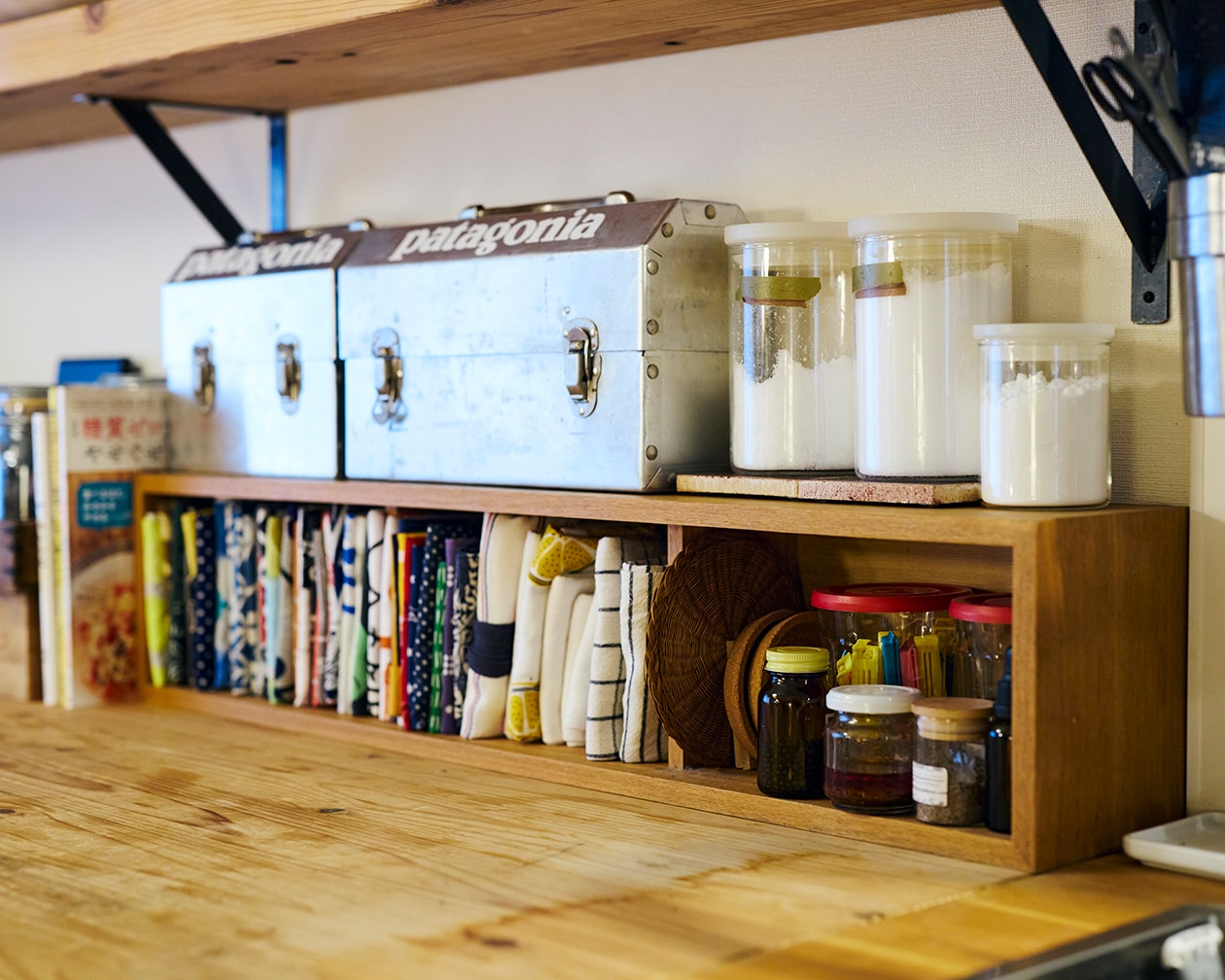 使いながら触れながら、木と向き合う部屋 | ステンレス ユニットシェルフ、壁に付けられる 家具 ほか_m95qH4