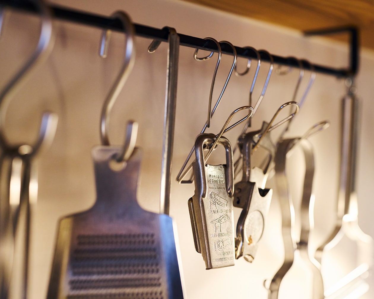 使いながら触れながら、木と向き合う部屋 | ステンレス ユニットシェルフ、壁に付けられる 家具 ほか_9i1lAn