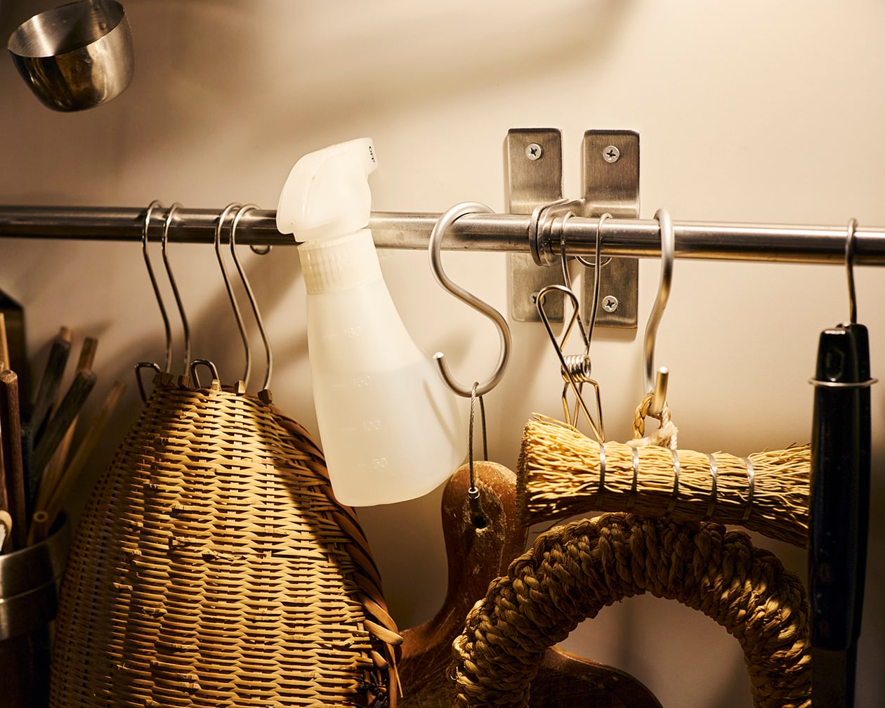 使いながら触れながら、木と向き合う部屋 | ステンレス ユニットシェルフ、壁に付けられる 家具 ほか_uBi4c9