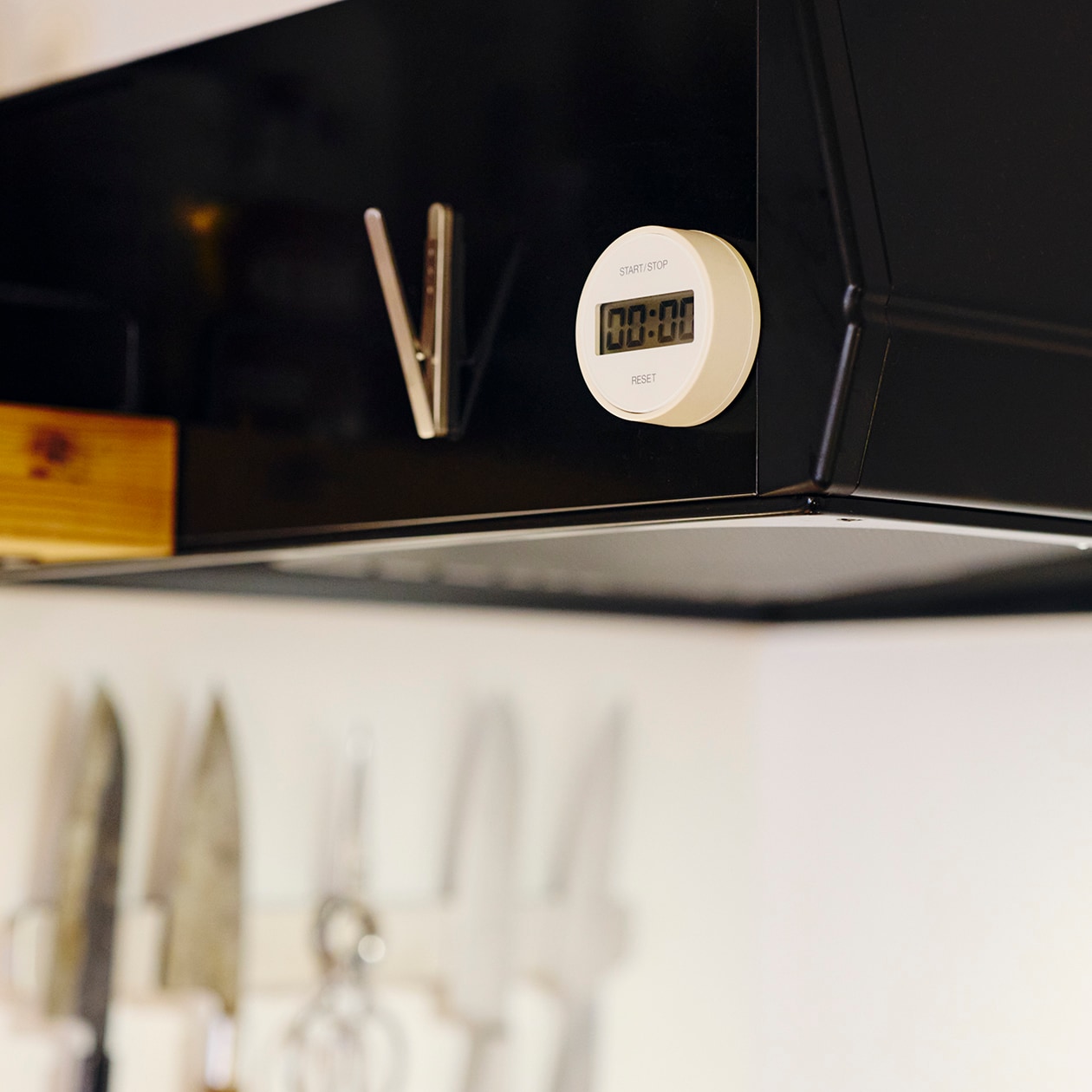 使いながら触れながら、木と向き合う部屋 | ステンレス ユニットシェルフ、壁に付けられる 家具 ほか_6zM7Vl