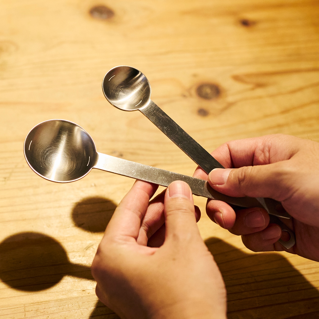 使いながら触れながら、木と向き合う部屋 | ステンレス ユニットシェルフ、壁に付けられる 家具 ほか_Nb0bRJ