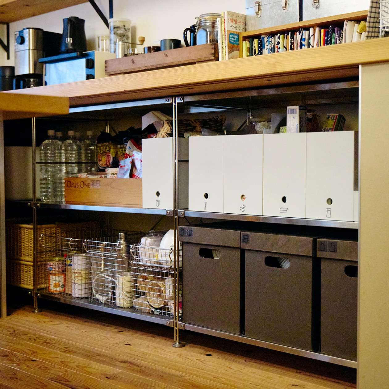使いながら触れながら、木と向き合う部屋 | ステンレス ユニットシェルフ、壁に付けられる 家具 ほか_Au1lka