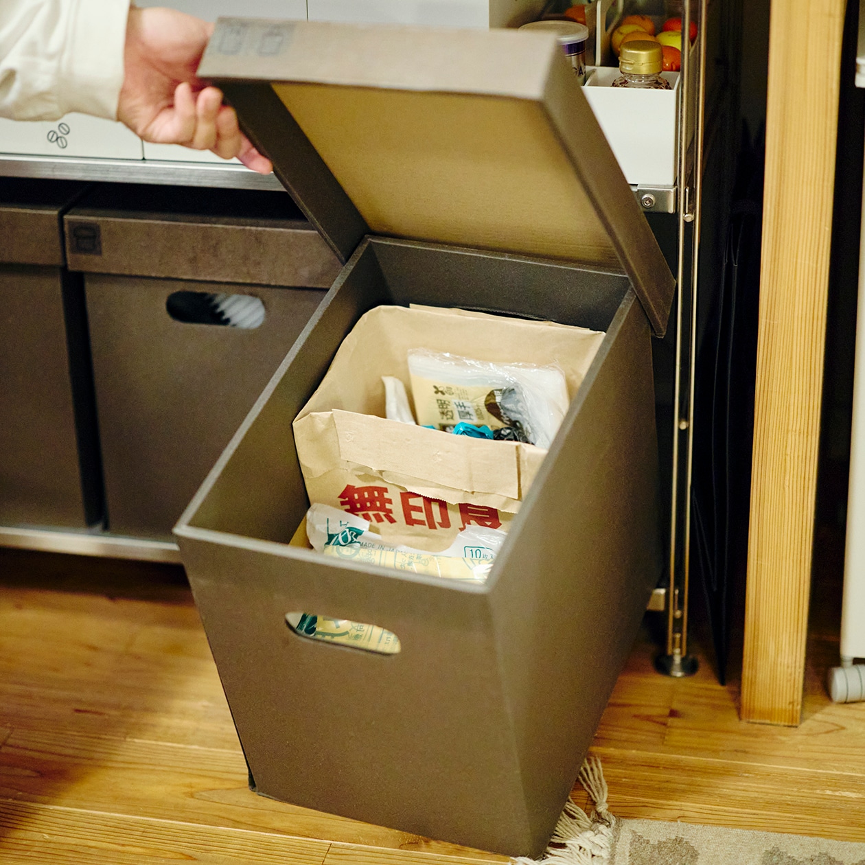 使いながら触れながら、木と向き合う部屋 | ステンレス ユニットシェルフ、壁に付けられる 家具 ほか_Aju15s