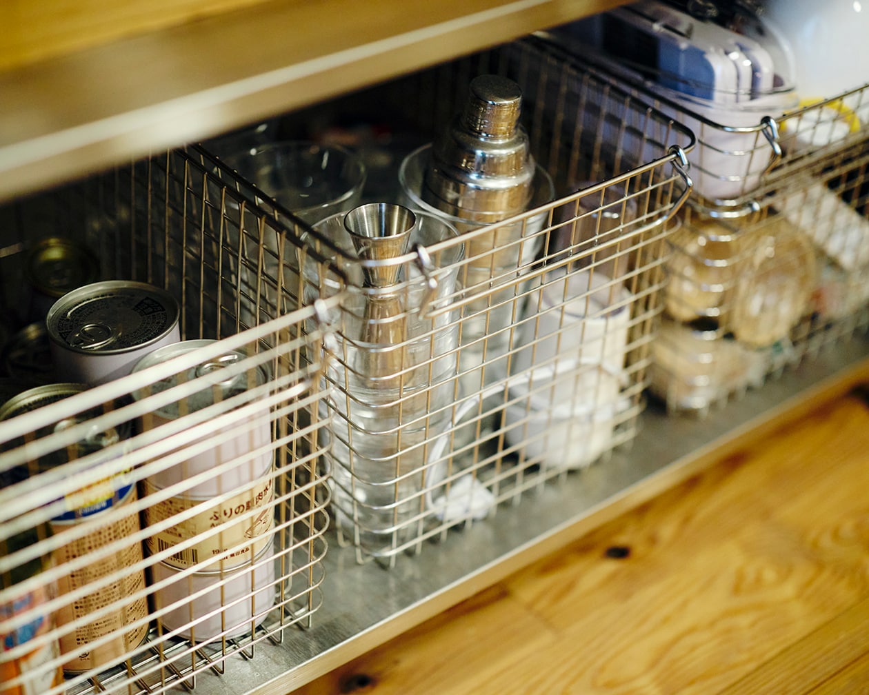 使いながら触れながら、木と向き合う部屋 | ステンレス ユニットシェルフ、壁に付けられる 家具 ほか_l1w5FU