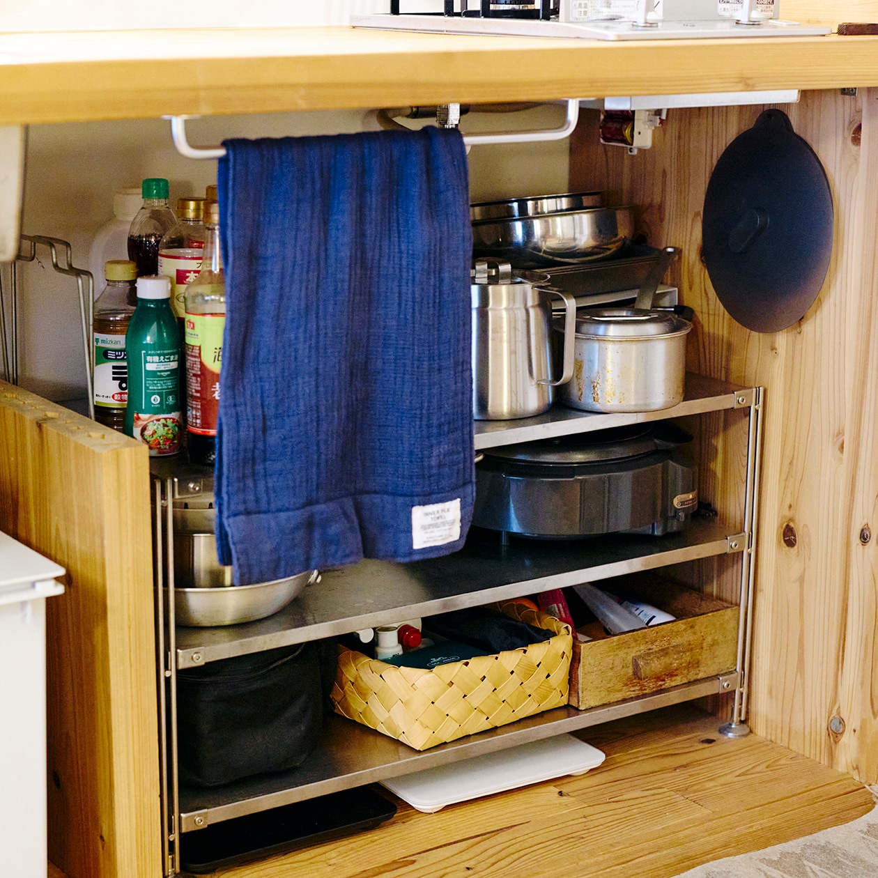 使いながら触れながら、木と向き合う部屋 | ステンレス ユニットシェルフ、壁に付けられる 家具 ほか_FbB87f