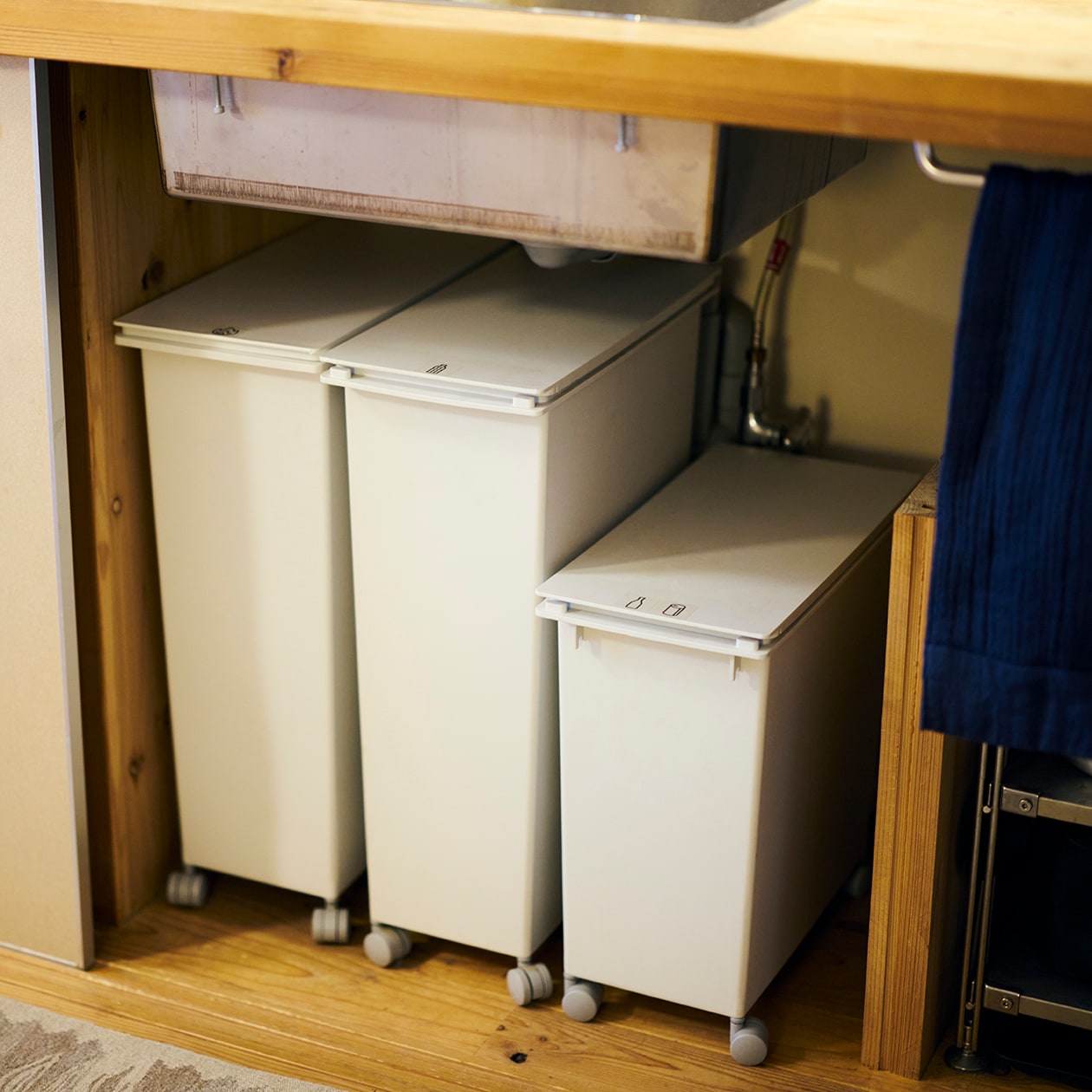 使いながら触れながら、木と向き合う部屋 | ステンレス ユニットシェルフ、壁に付けられる 家具 ほか_Vtf6q1