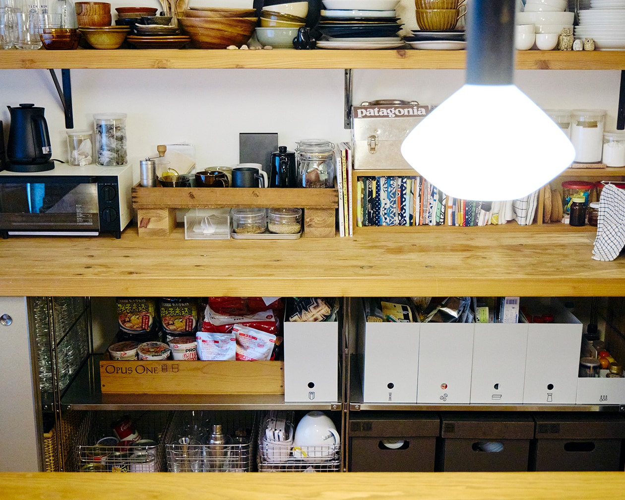 使いながら触れながら、木と向き合う部屋 | ステンレス ユニットシェルフ、壁に付けられる 家具 ほか_q4W7u2