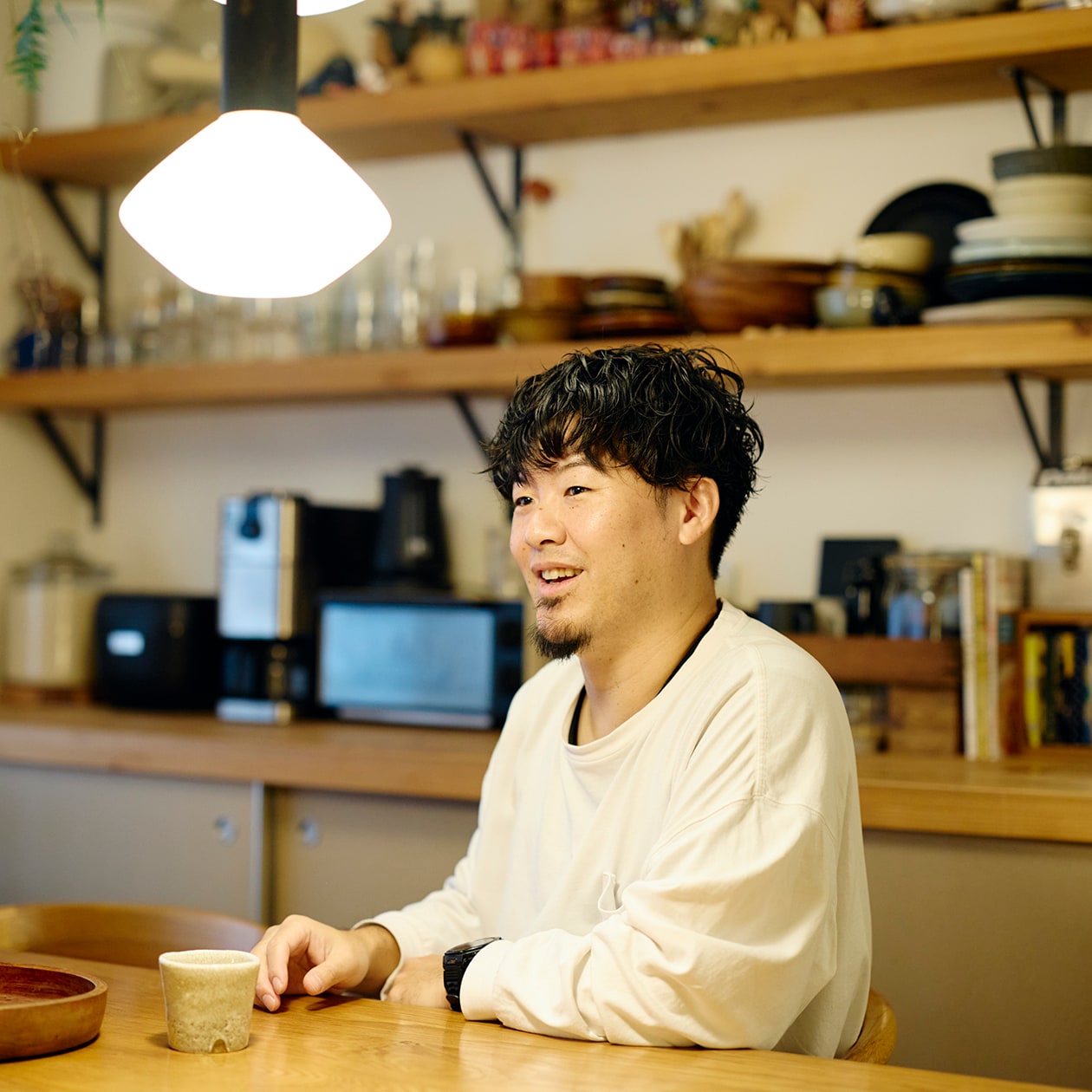 使いながら触れながら、木と向き合う部屋 | ステンレス ユニットシェルフ、壁に付けられる 家具 ほか_gFd5CP