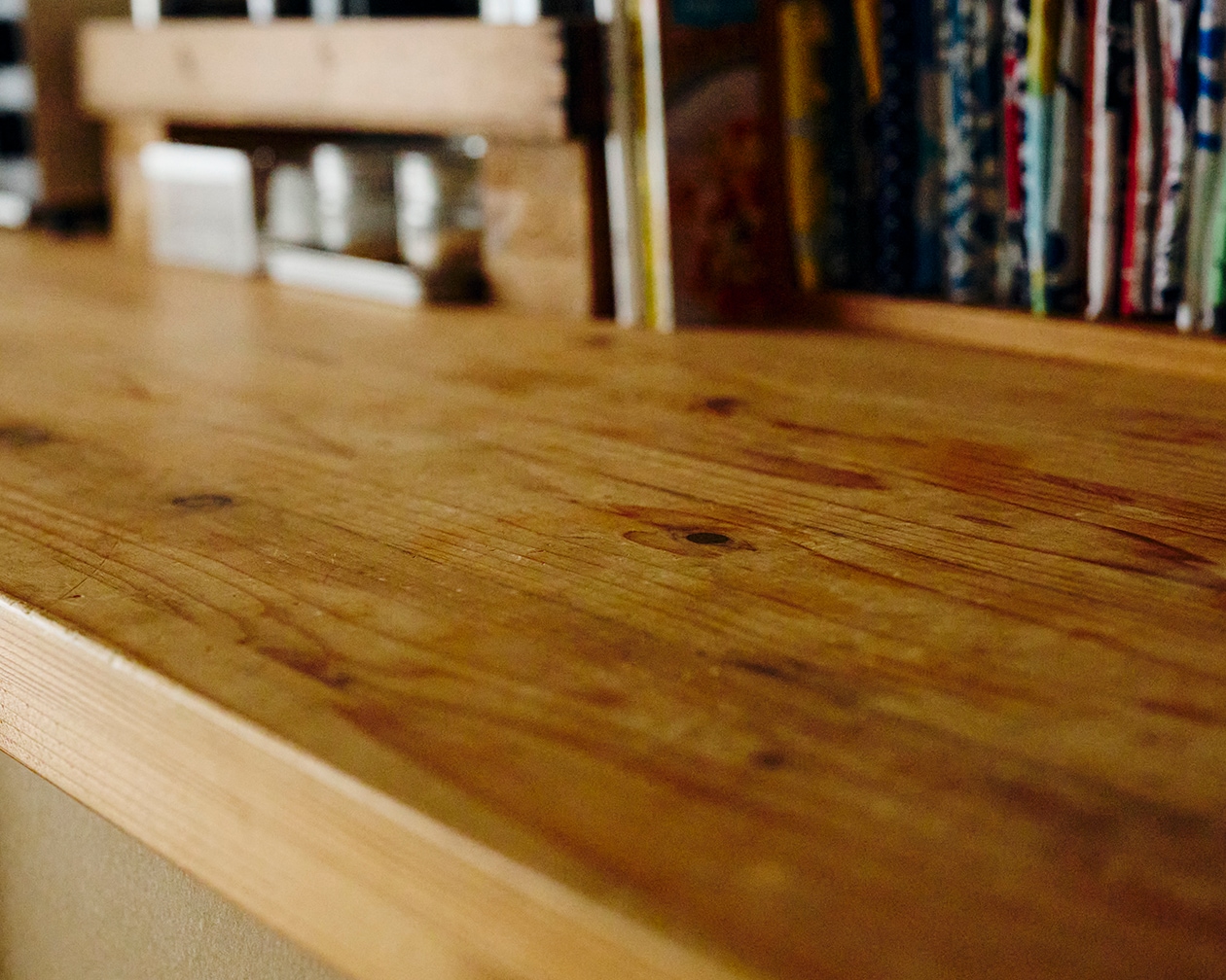 使いながら触れながら、木と向き合う部屋 | ステンレス ユニットシェルフ、壁に付けられる 家具 ほか_Gw4iHt