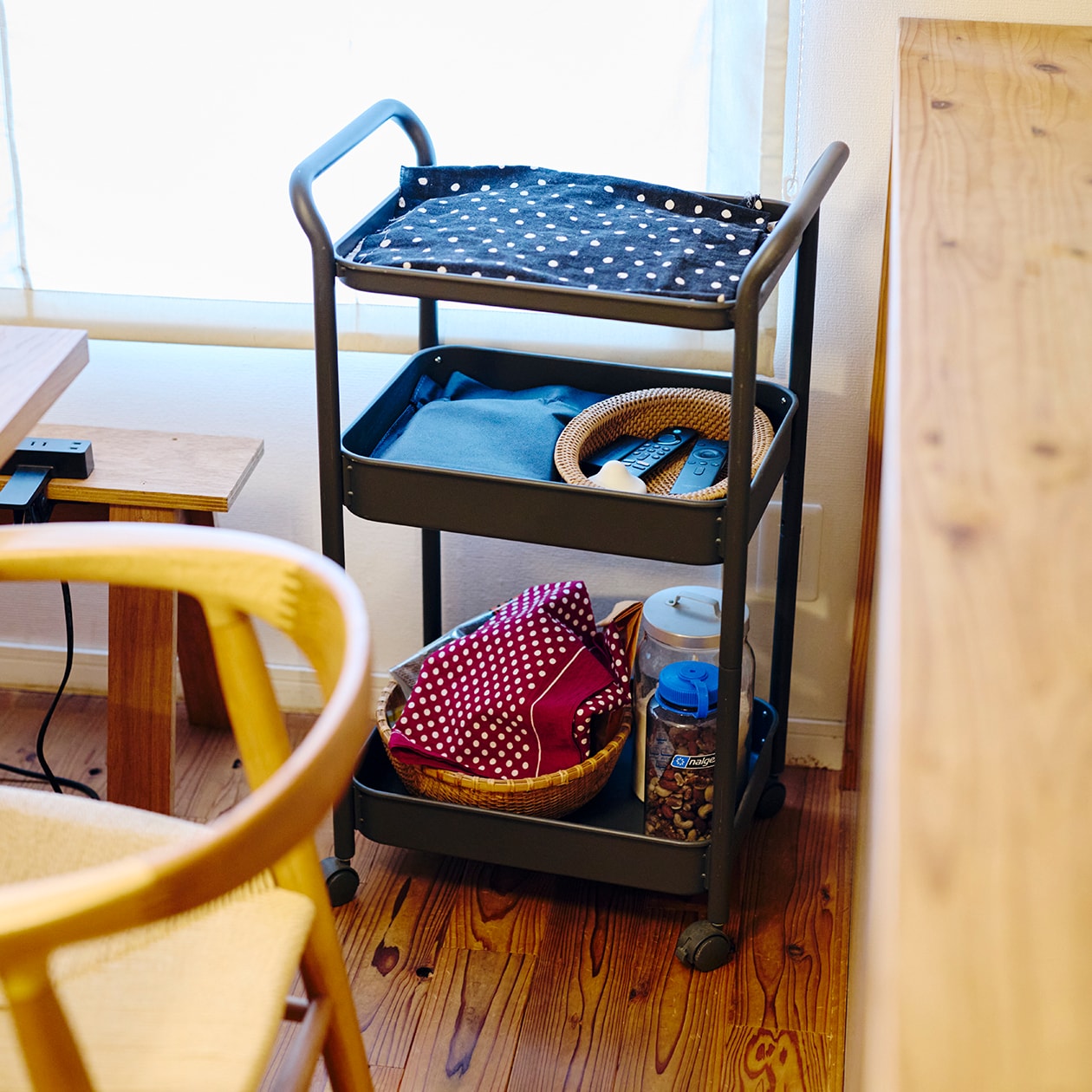 使いながら触れながら、木と向き合う部屋 | ステンレス ユニットシェルフ、壁に付けられる 家具 ほか_Ht7pEP