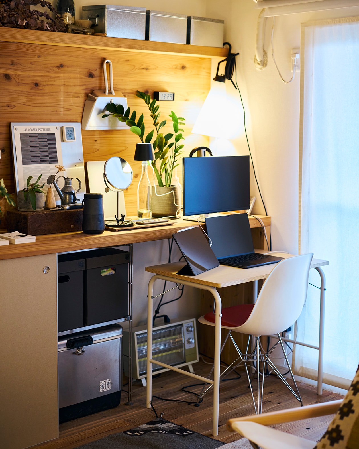 使いながら触れながら、木と向き合う部屋 | ステンレス ユニットシェルフ、壁に付けられる 家具 ほか_9hSI2u