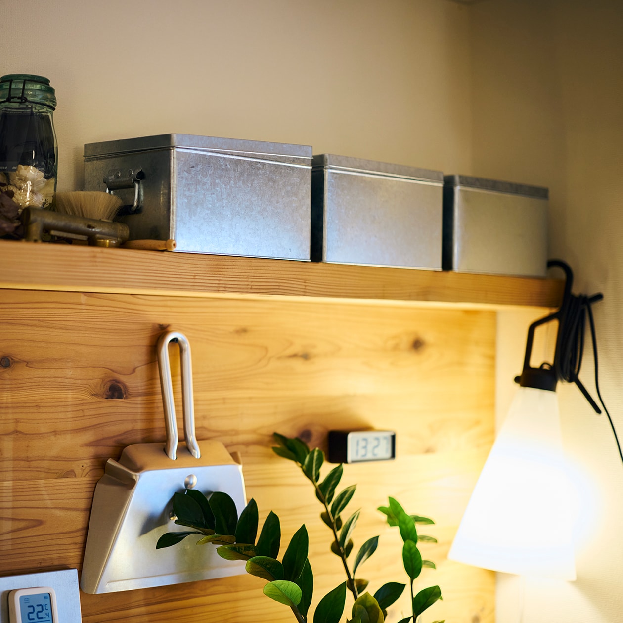 使いながら触れながら、木と向き合う部屋 | ステンレス ユニットシェルフ、壁に付けられる 家具 ほか_2w0ZBY