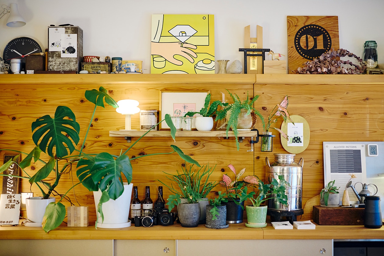 使いながら触れながら、木と向き合う部屋 | ステンレス ユニットシェルフ、壁に付けられる 家具 ほか_oxvqP2