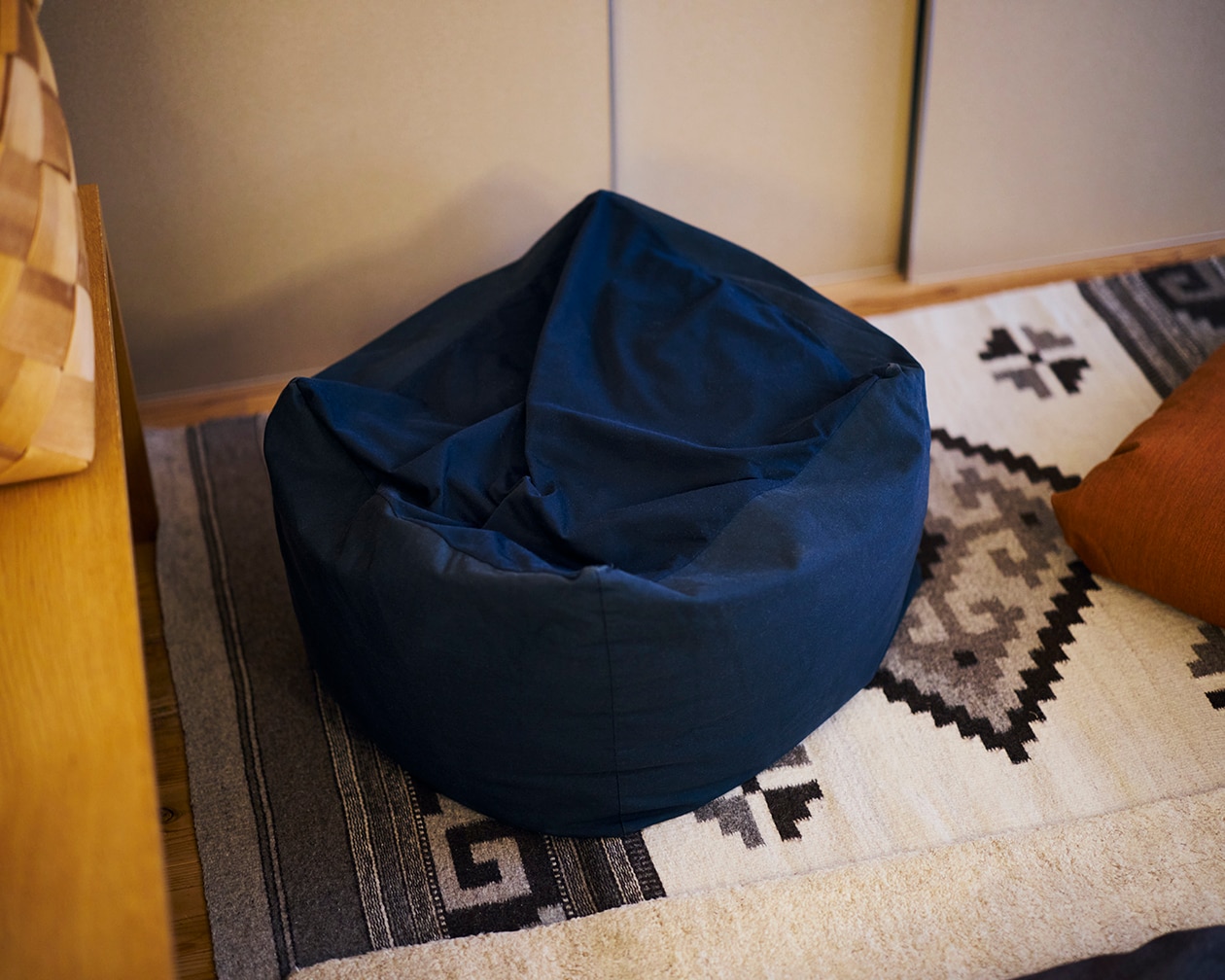 使いながら触れながら、木と向き合う部屋 | ステンレス ユニットシェルフ、壁に付けられる 家具 ほか_oY7BZQ