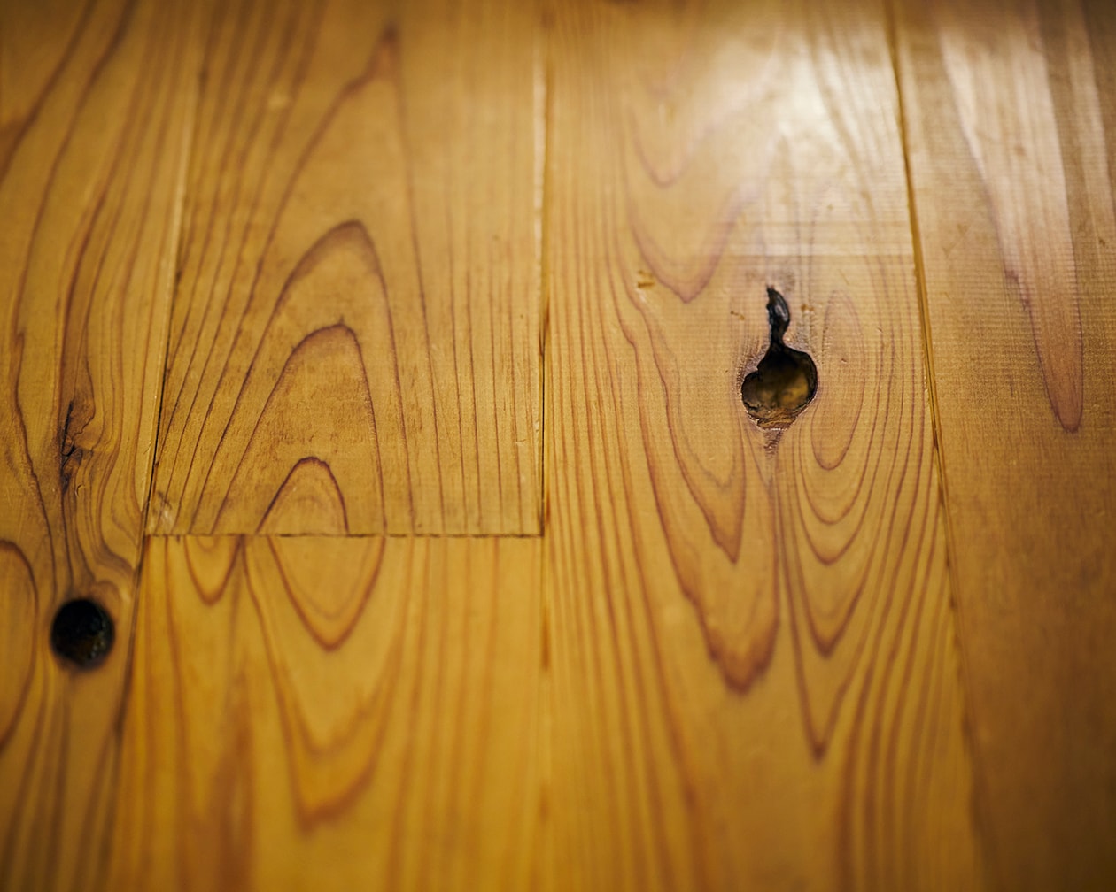 使いながら触れながら、木と向き合う部屋 | ステンレス ユニットシェルフ、壁に付けられる 家具 ほか_Ahuc0U