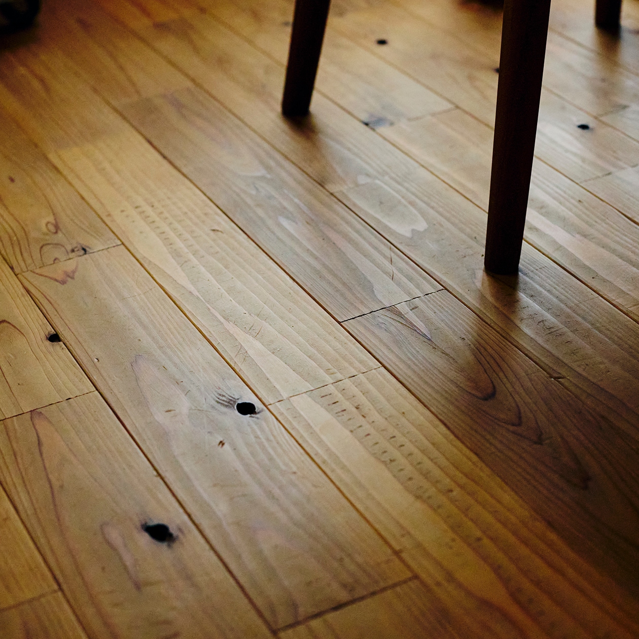 使いながら触れながら、木と向き合う部屋 | ステンレス ユニットシェルフ、壁に付けられる 家具 ほか_DIgGa5