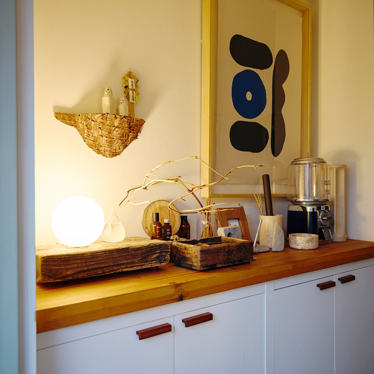 使いながら触れながら、木と向き合う部屋 | ステンレス ユニットシェルフ、壁に付けられる 家具 ほか_P7Z4BV