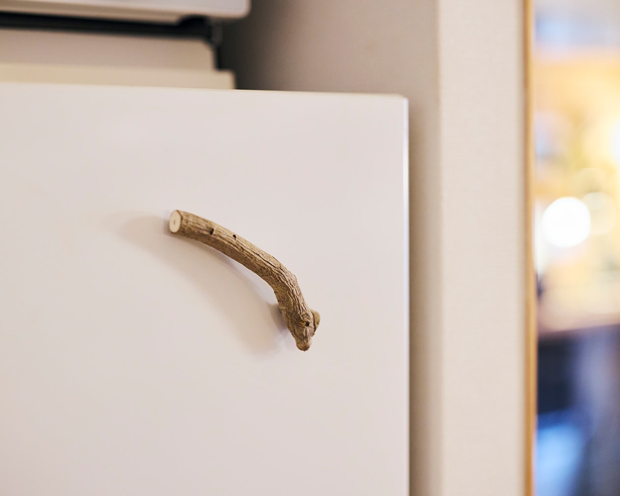 使いながら触れながら、木と向き合う部屋 | ステンレス ユニットシェルフ、壁に付けられる 家具 ほか_ac3k71