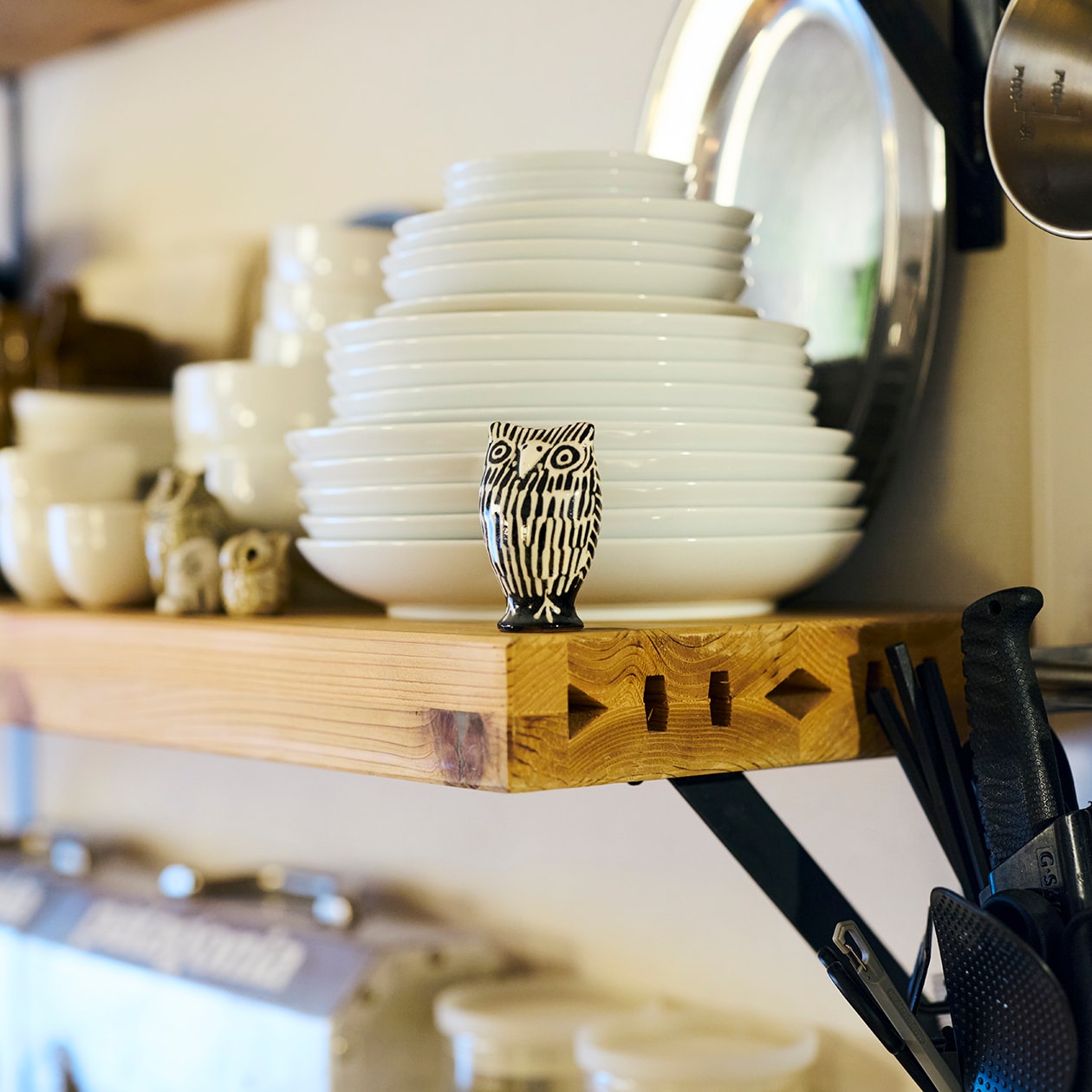 使いながら触れながら、木と向き合う部屋 | ステンレス ユニットシェルフ、壁に付けられる 家具 ほか_0t8ReV