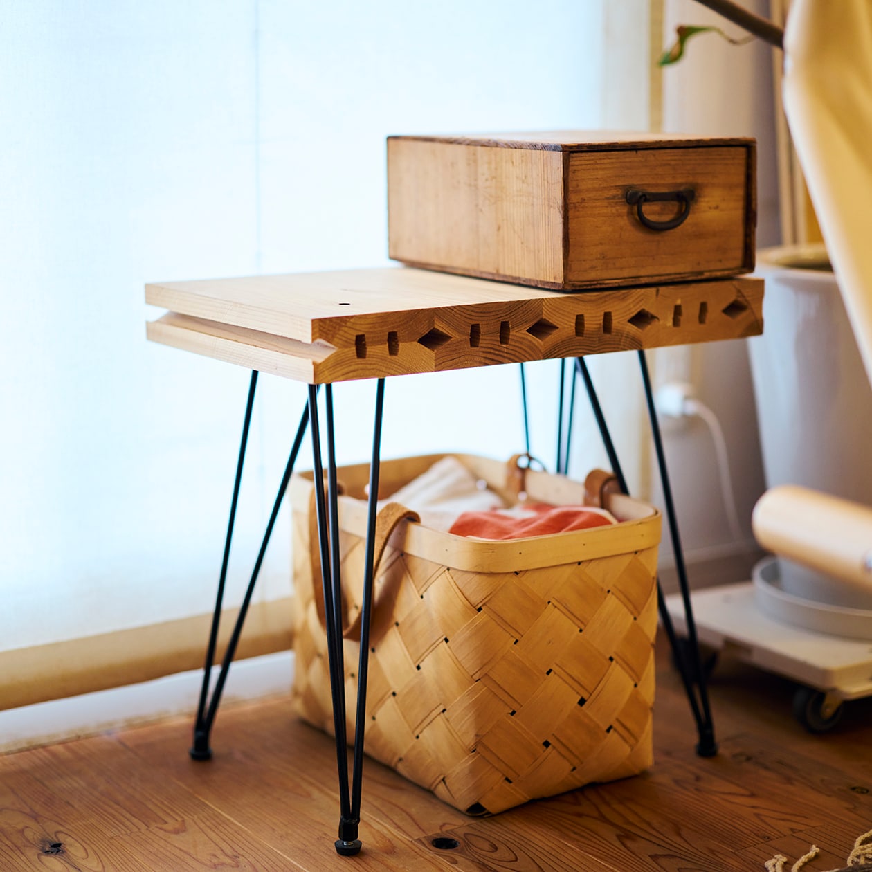 使いながら触れながら、木と向き合う部屋 | ステンレス ユニットシェルフ、壁に付けられる 家具 ほか_q8j2aW