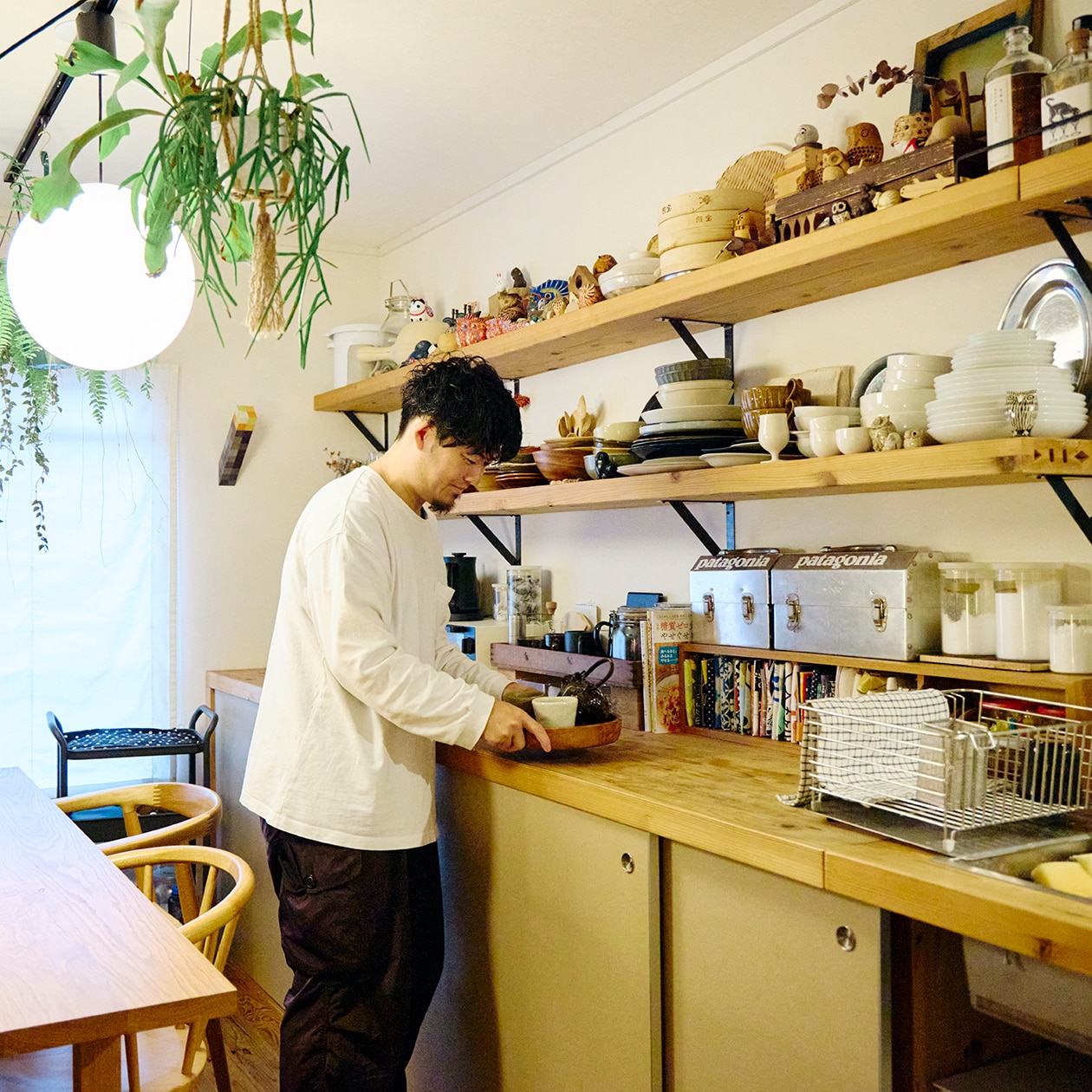 使いながら触れながら、木と向き合う部屋 | ステンレス ユニットシェルフ、壁に付けられる 家具 ほか_369HTL