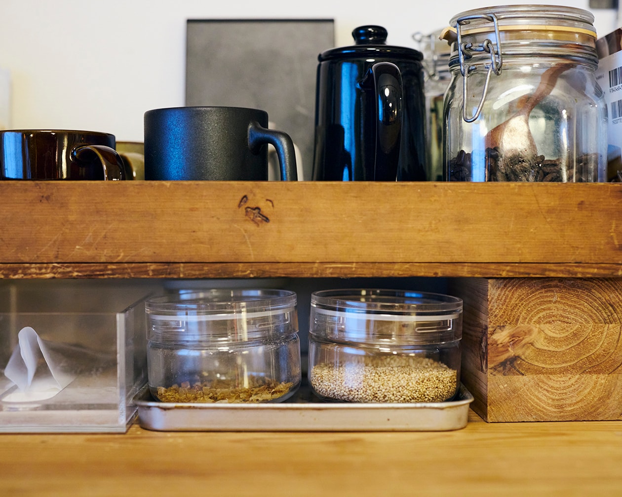 使いながら触れながら、木と向き合う部屋 | ステンレス ユニットシェルフ、壁に付けられる 家具 ほか_GLx47p