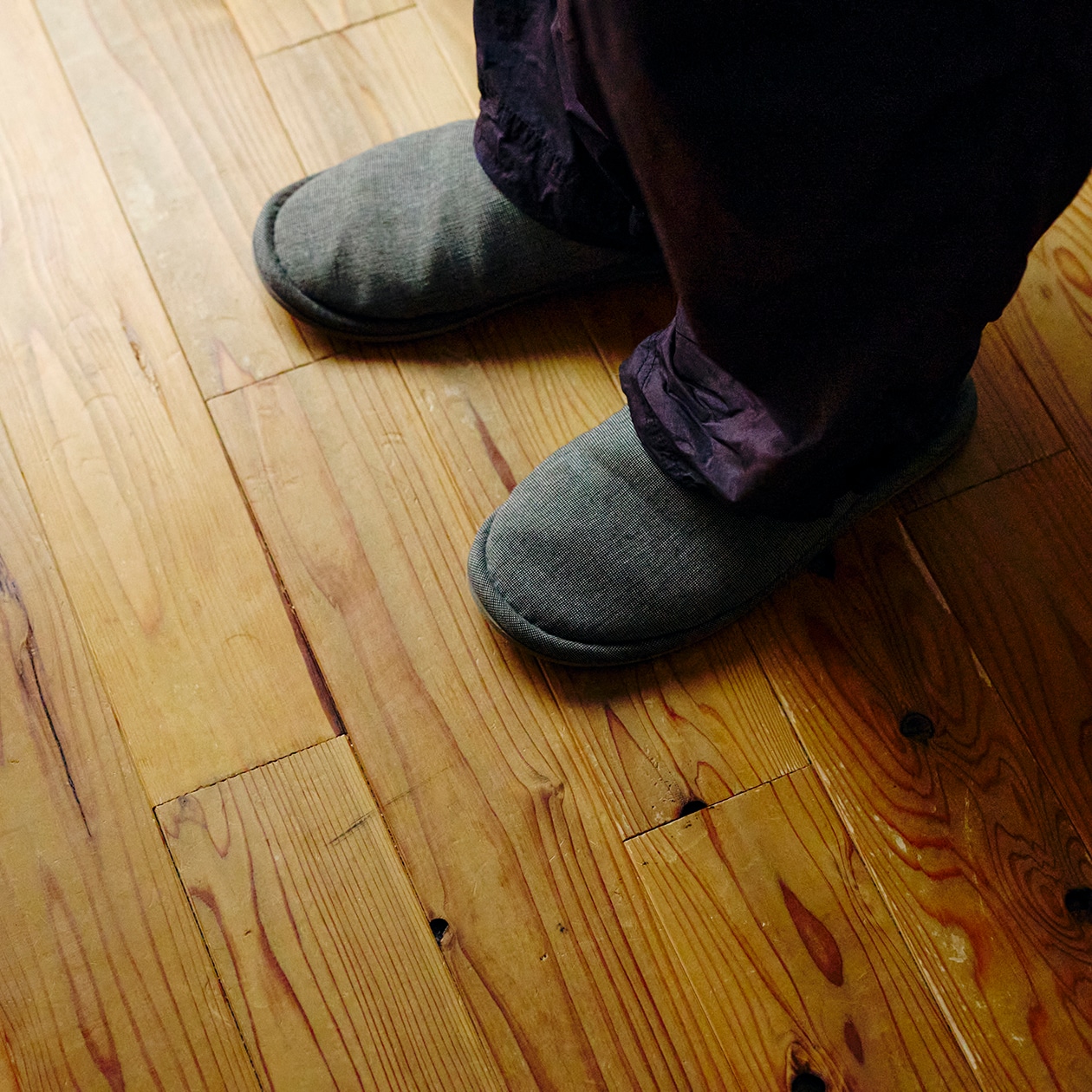 使いながら触れながら、木と向き合う部屋 | ステンレス ユニットシェルフ、壁に付けられる 家具 ほか_s024xC