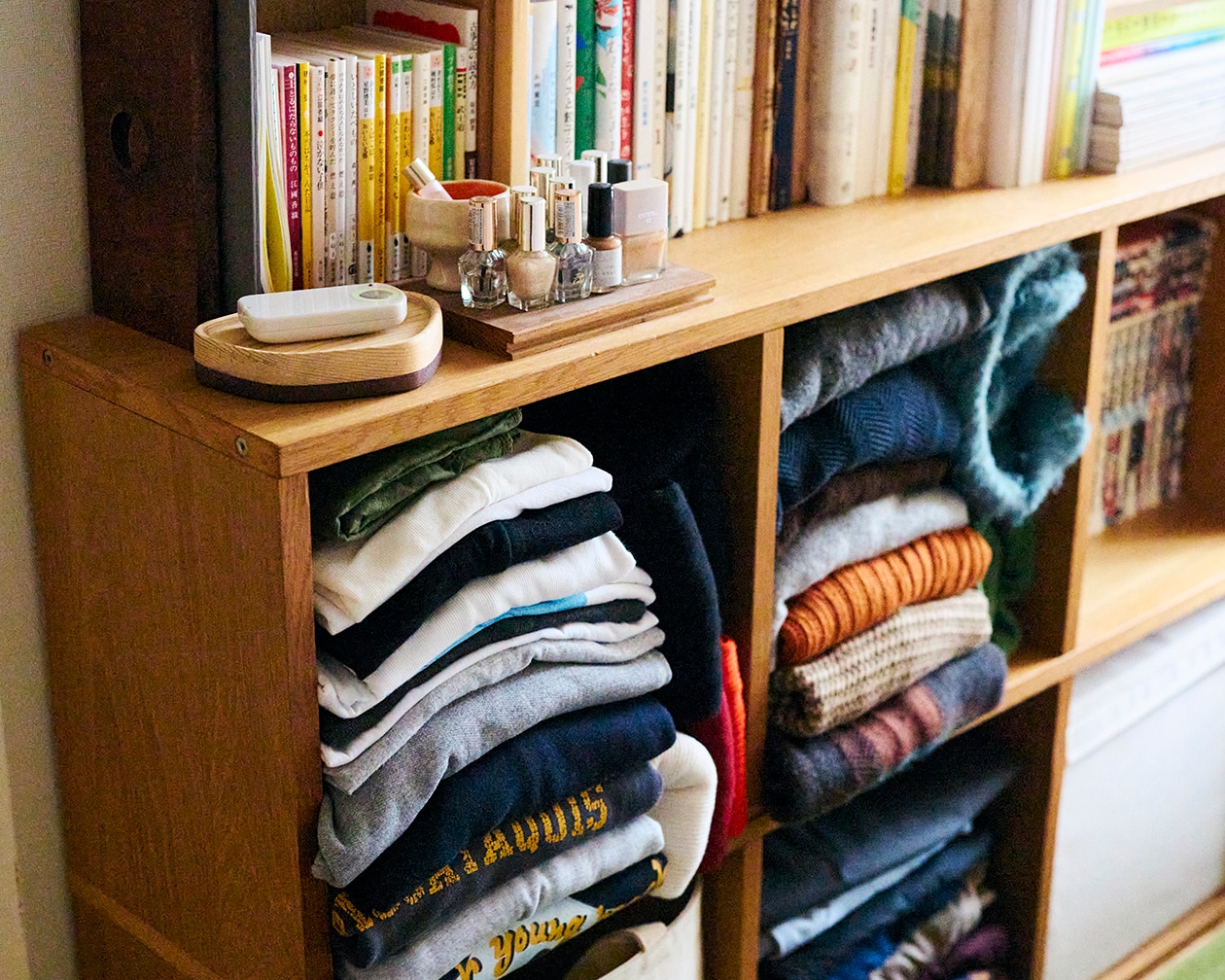 使いながら触れながら、木と向き合う部屋 | ステンレス ユニットシェルフ、壁に付けられる 家具 ほか_uWl8vc