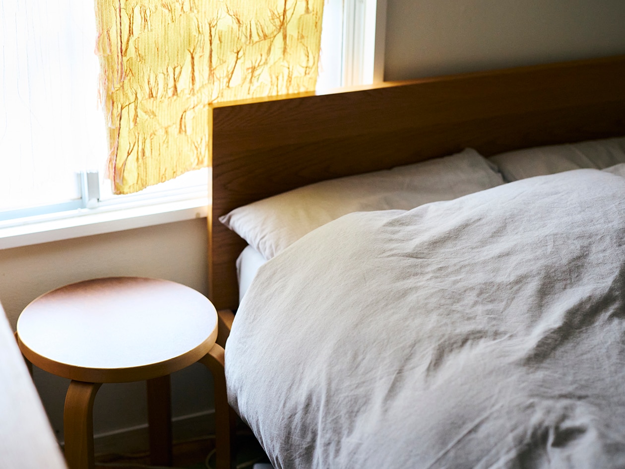 使いながら触れながら、木と向き合う部屋 | ステンレス ユニットシェルフ、壁に付けられる 家具 ほか_9lhjoq