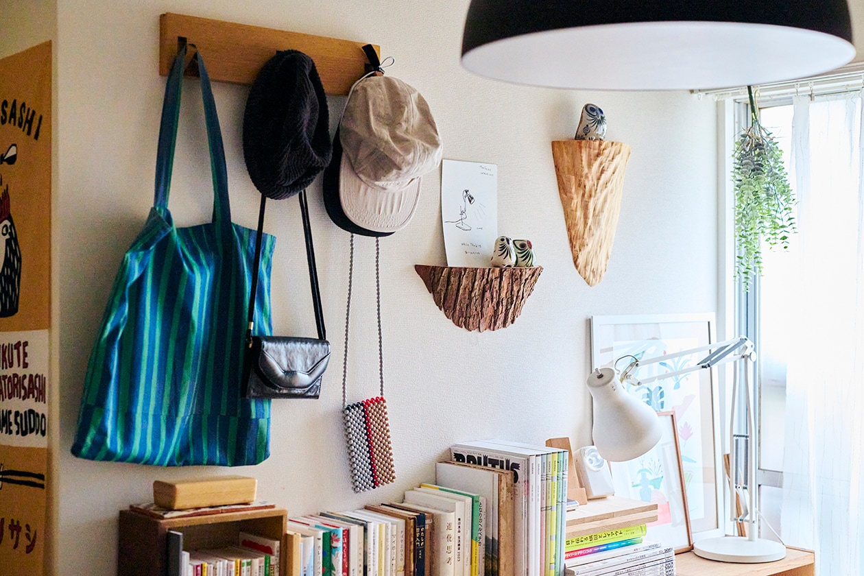 使いながら触れながら、木と向き合う部屋 | ステンレス ユニットシェルフ、壁に付けられる 家具 ほか_6oAu3F