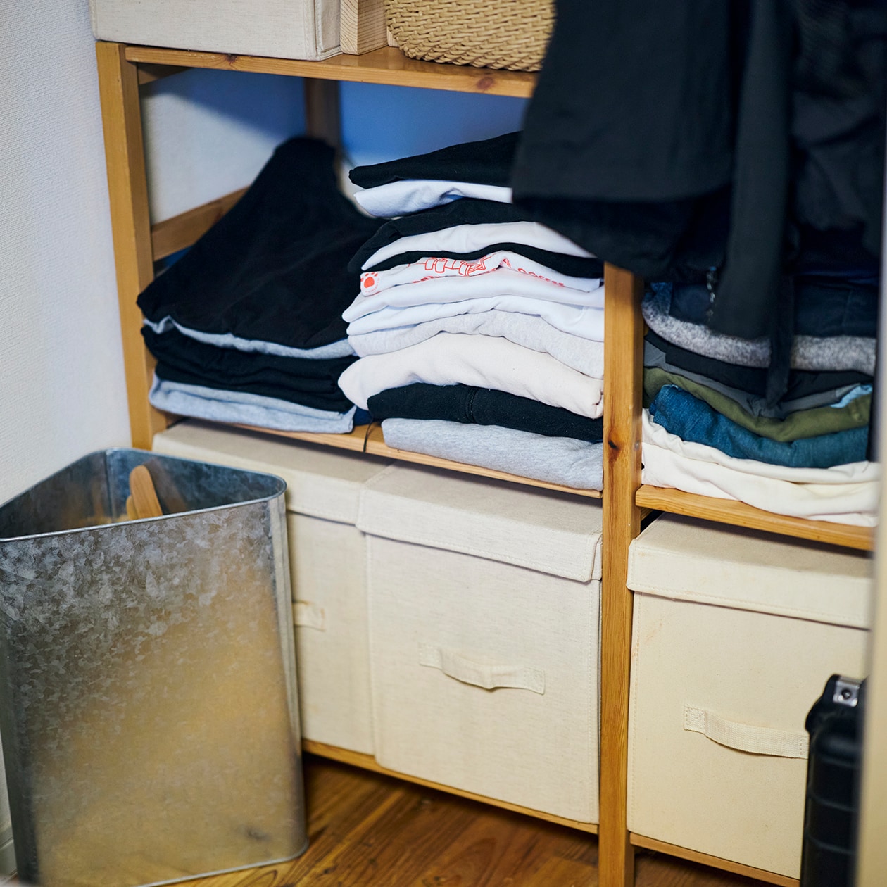 使いながら触れながら、木と向き合う部屋 | ステンレス ユニットシェルフ、壁に付けられる 家具 ほか_BS9MqY