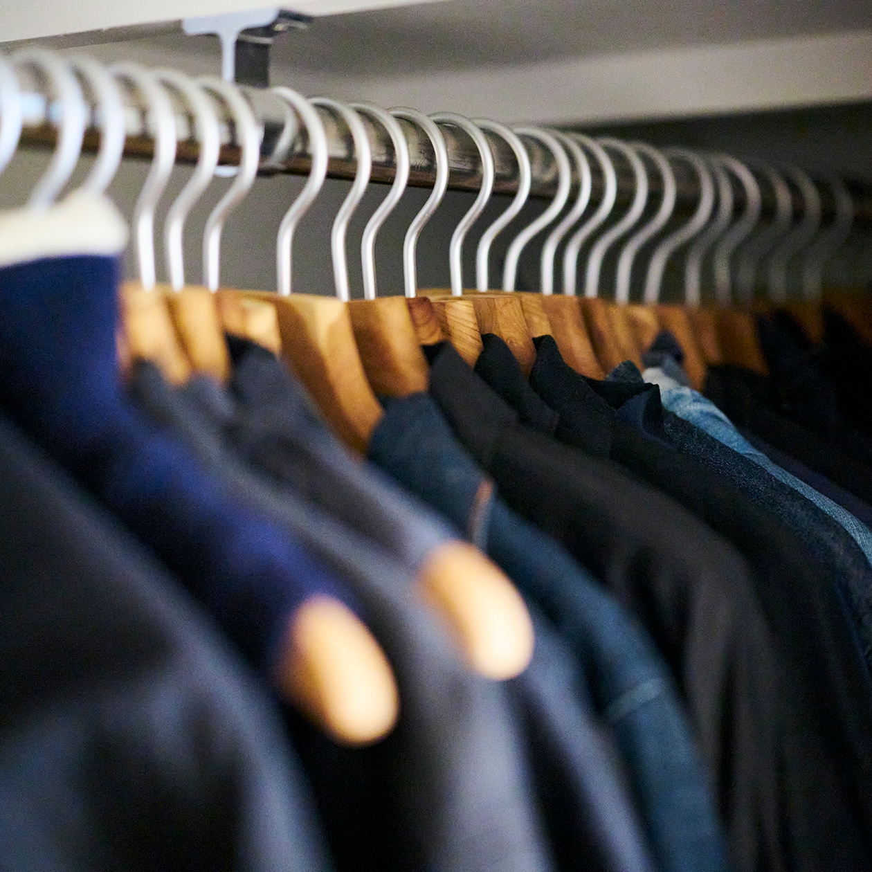 使いながら触れながら、木と向き合う部屋 | ステンレス ユニットシェルフ、壁に付けられる 家具 ほか_E74vjA