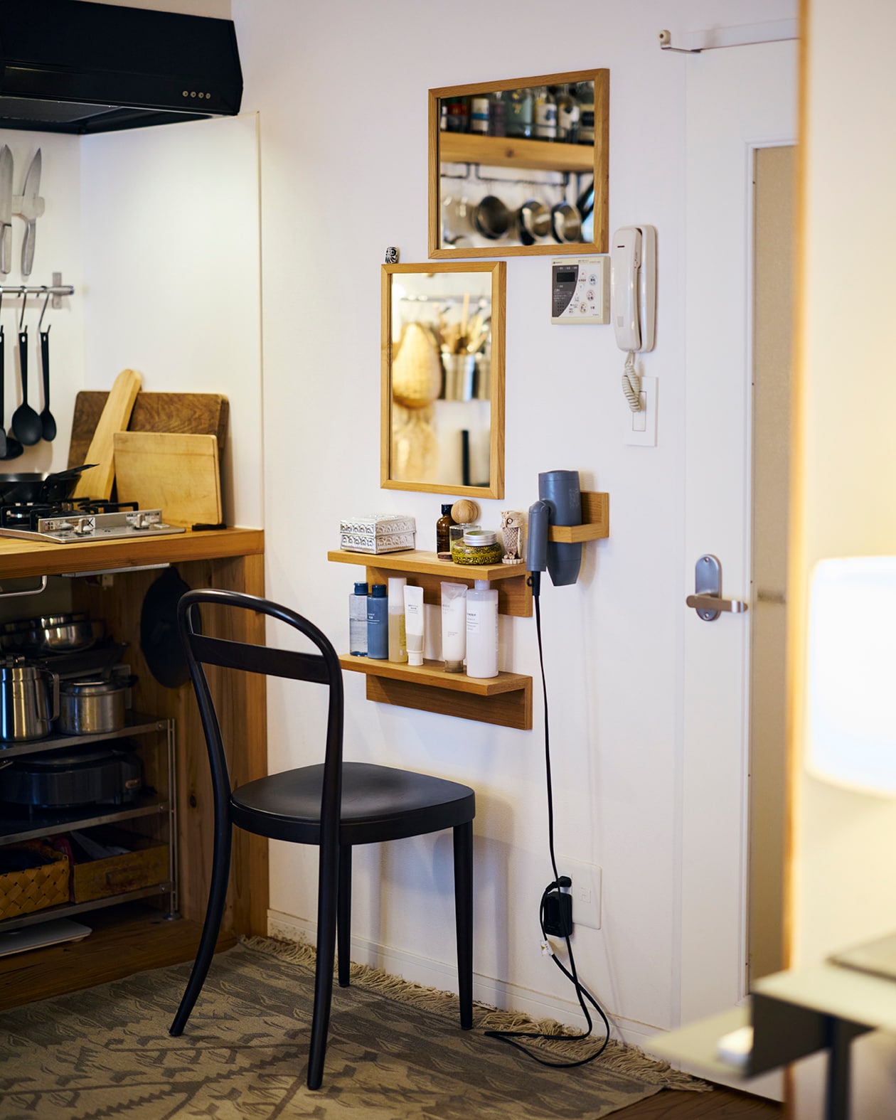 使いながら触れながら、木と向き合う部屋 | ステンレス ユニットシェルフ、壁に付けられる 家具 ほか_OtA026