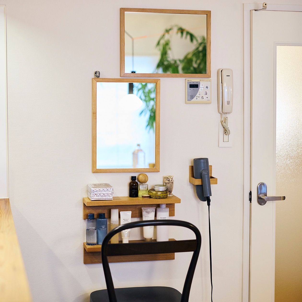 使いながら触れながら、木と向き合う部屋 | ステンレス ユニットシェルフ、壁に付けられる 家具 ほか_Rgf0n0