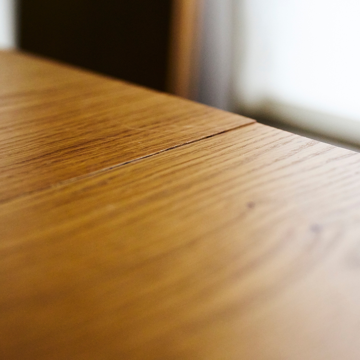 使いながら触れながら、木と向き合う部屋 | ステンレス ユニットシェルフ、壁に付けられる 家具 ほか_w5uubu