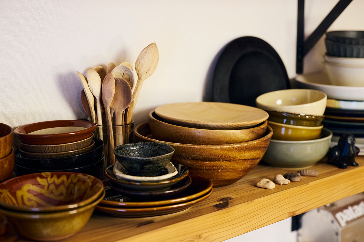 使いながら触れながら、木と向き合う部屋 | ステンレス ユニットシェルフ、壁に付けられる 家具 ほか_h9vCCS