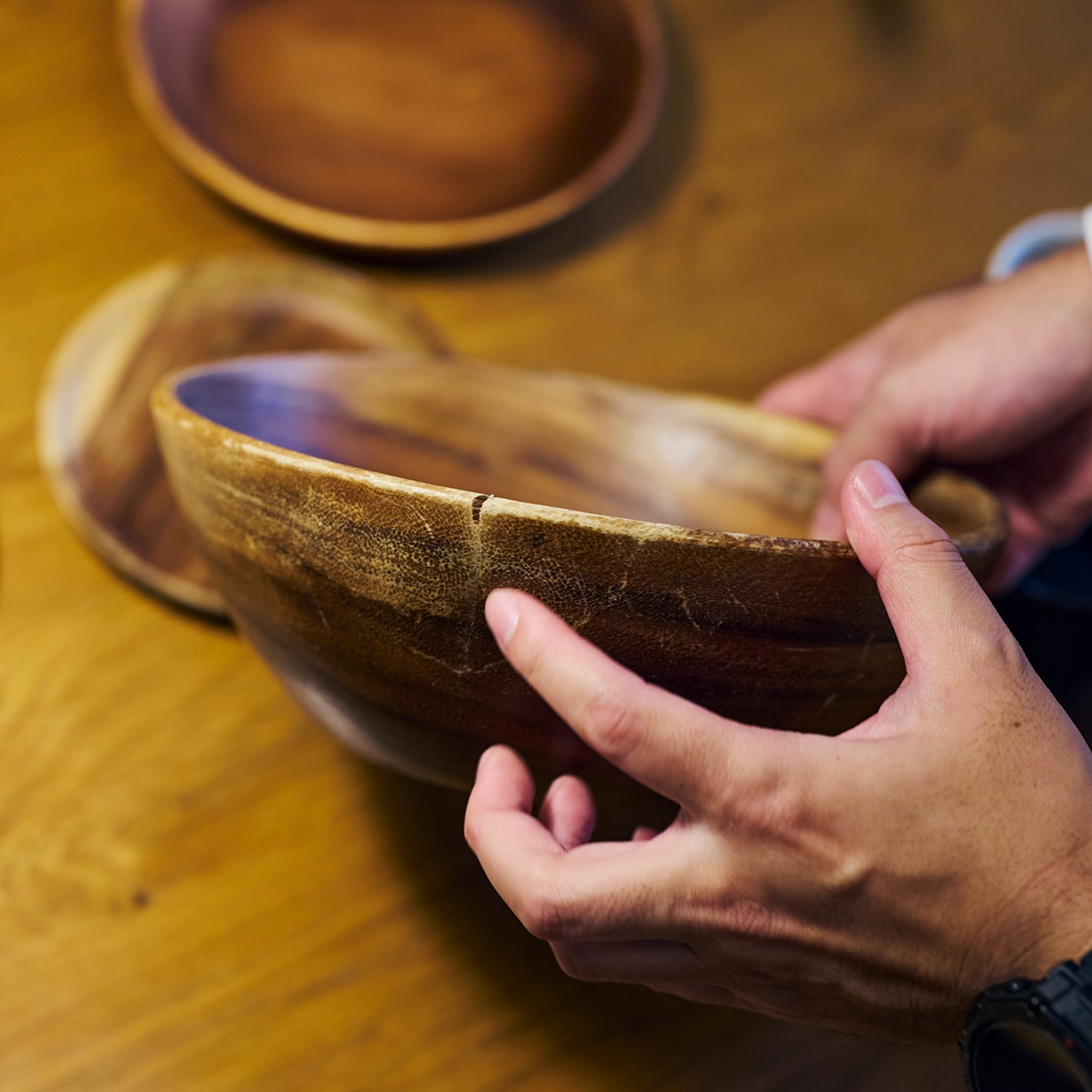 使いながら触れながら、木と向き合う部屋 | ステンレス ユニットシェルフ、壁に付けられる 家具 ほか_5SuYOL