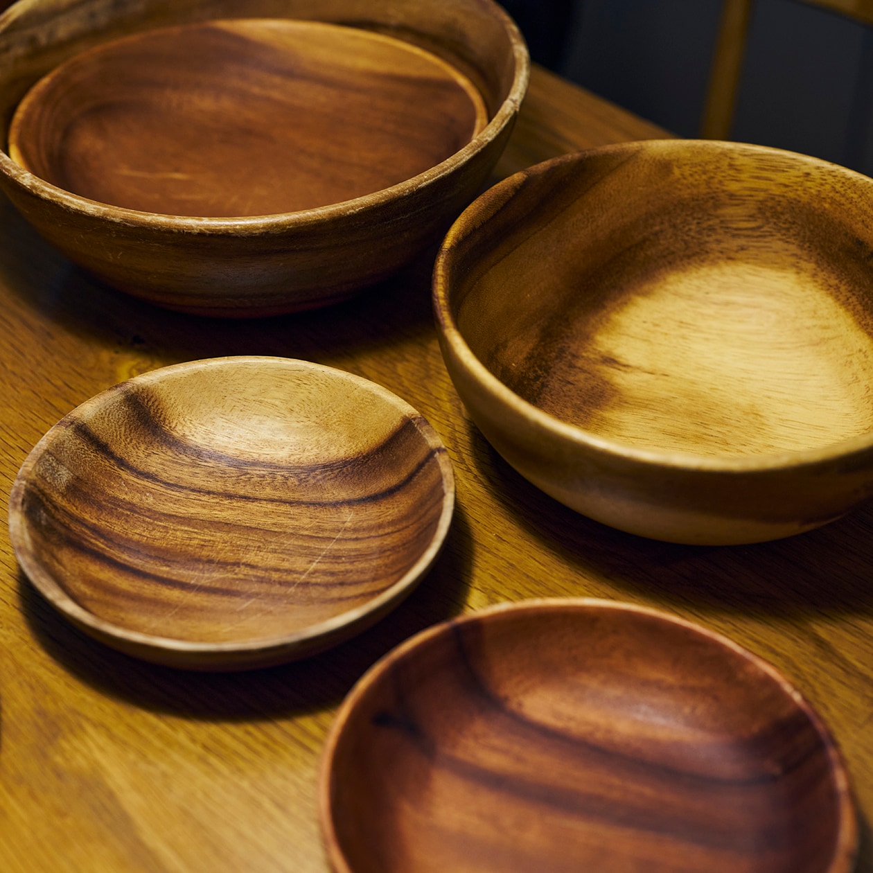 使いながら触れながら、木と向き合う部屋 | ステンレス ユニットシェルフ、壁に付けられる 家具 ほか_MRe5OI