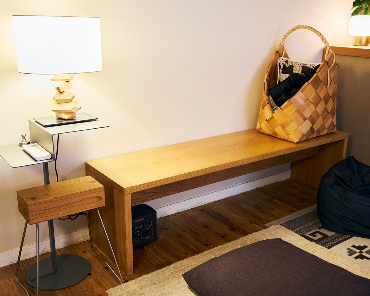 使いながら触れながら、木と向き合う部屋 | ステンレス ユニットシェルフ、壁に付けられる 家具 ほか_D4jKig