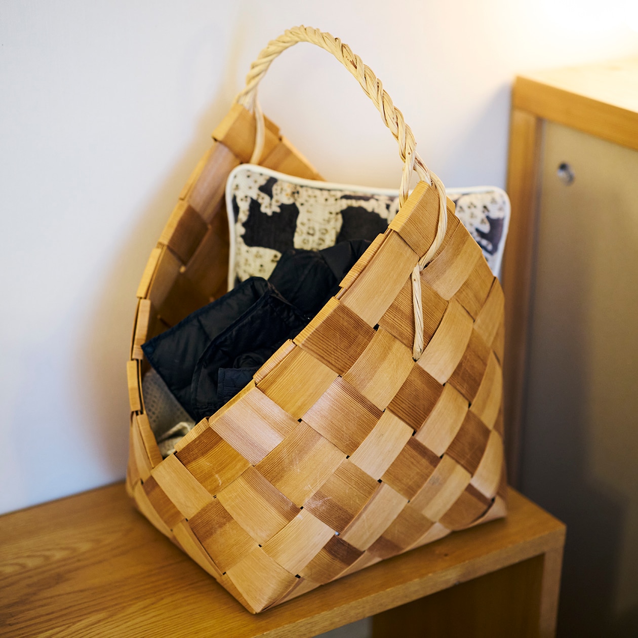 使いながら触れながら、木と向き合う部屋 | ステンレス ユニットシェルフ、壁に付けられる 家具 ほか_py0VbM