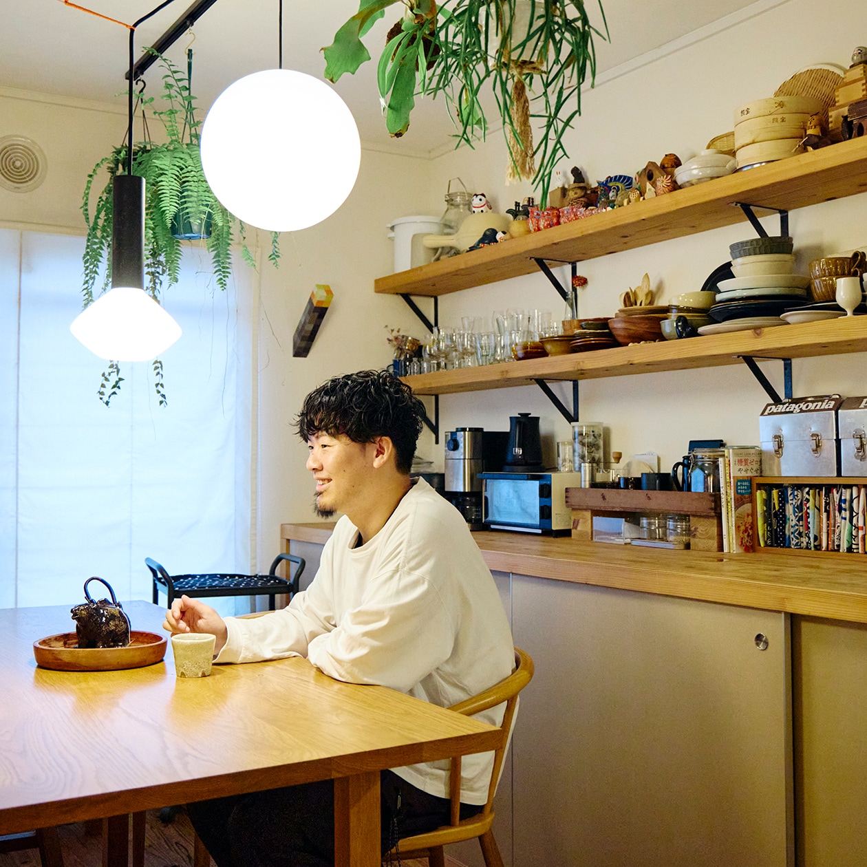 使いながら触れながら、木と向き合う部屋 | ステンレス ユニットシェルフ、壁に付けられる 家具 ほか_P52IYq