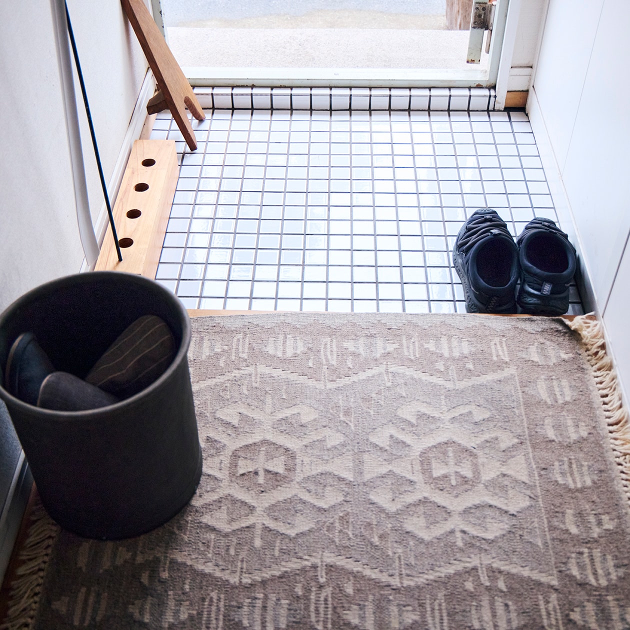 使いながら触れながら、木と向き合う部屋 | ステンレス ユニットシェルフ、壁に付けられる 家具 ほか_3HXPd5