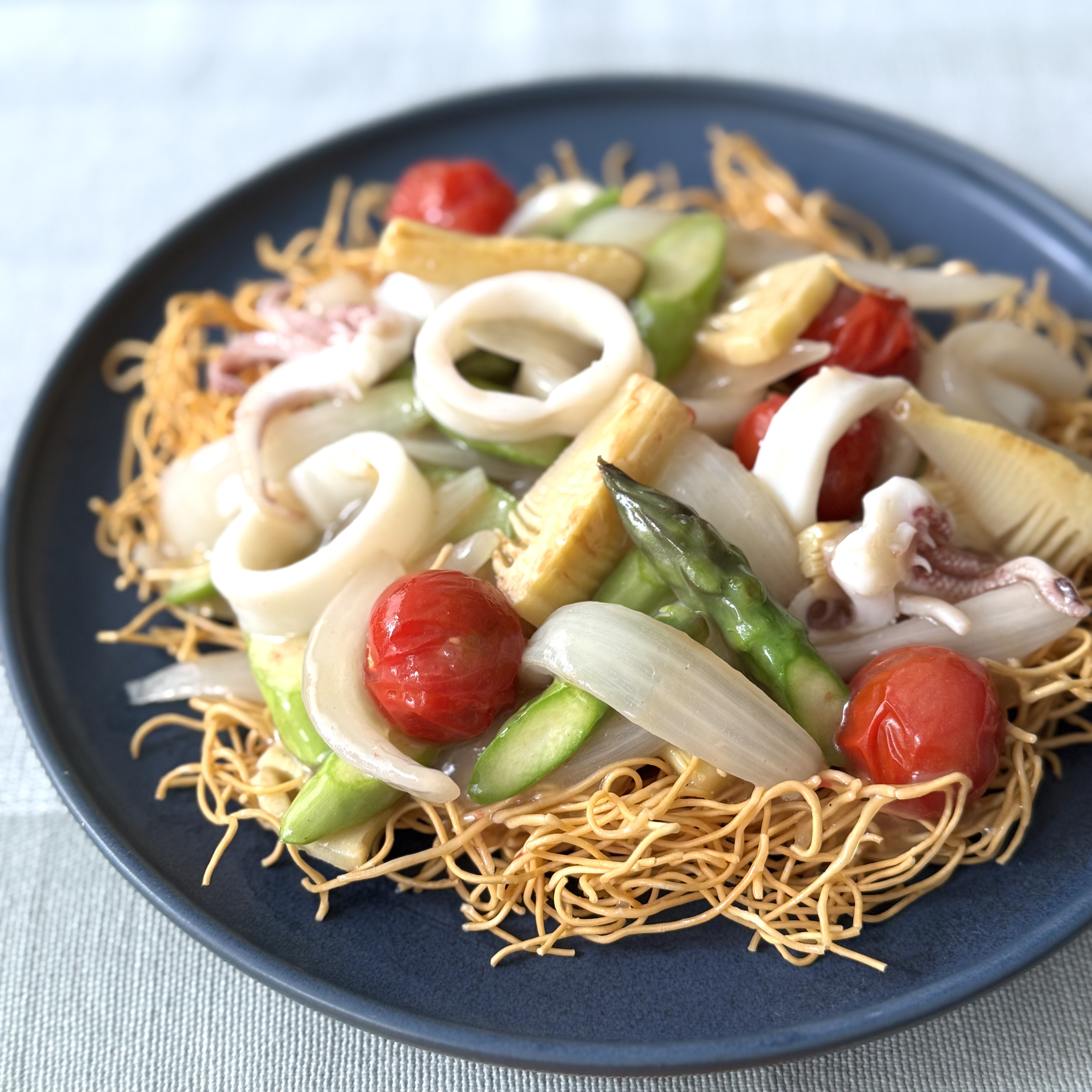 自宅で本格味が楽しめる「長崎皿うどん」のおいしく食べる具材アレンジ_7TYLJ3