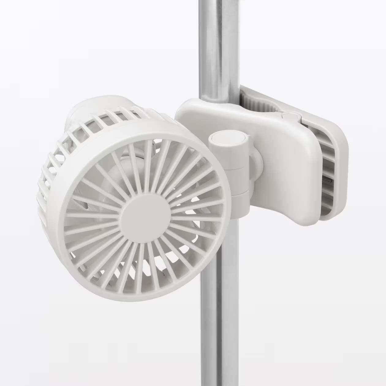 置いても使える 充電式クリップファン ミニ を細いポールに挟んだところ