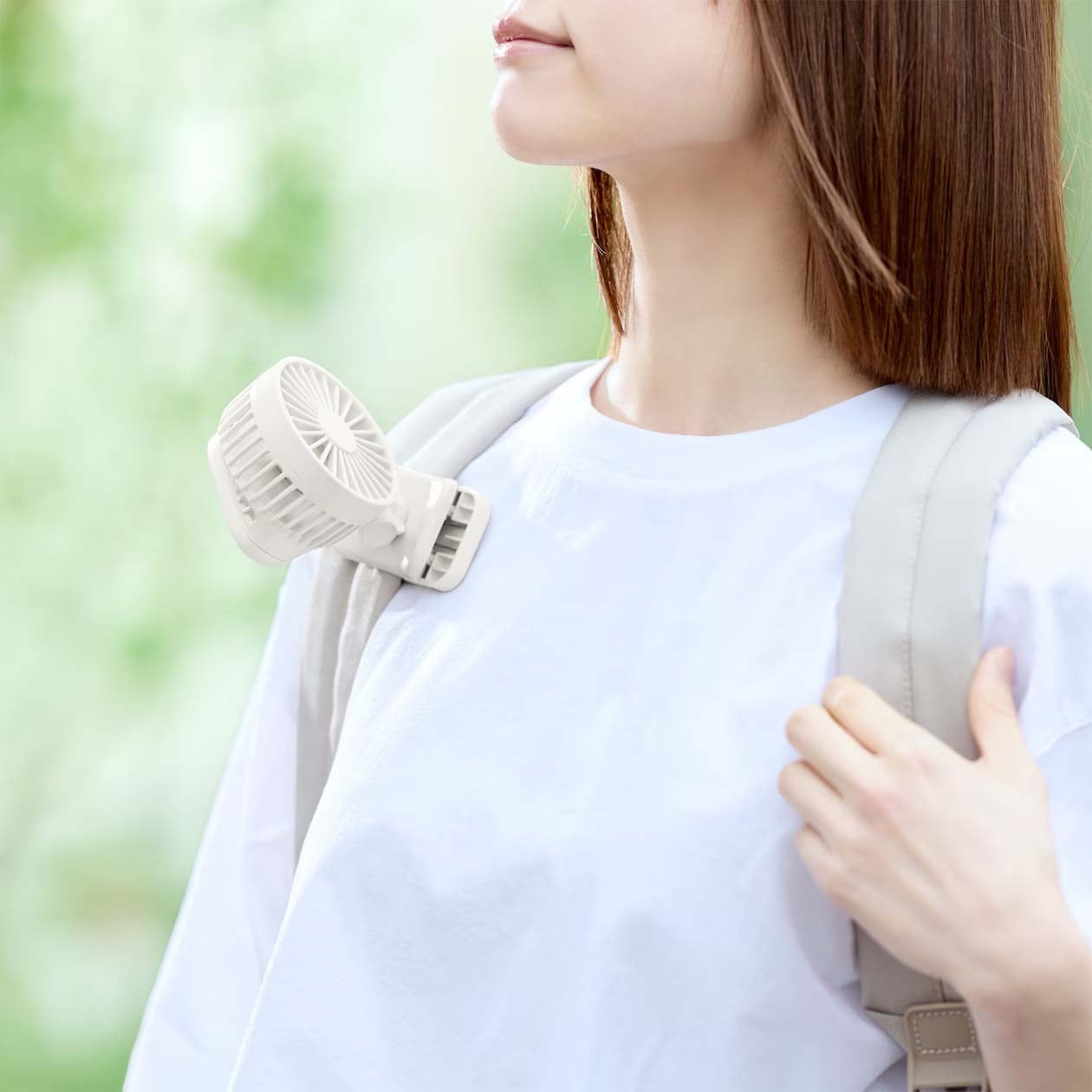 リュックサックの肩紐へつけた、置いても使える 充電式クリップファン ミニ 
