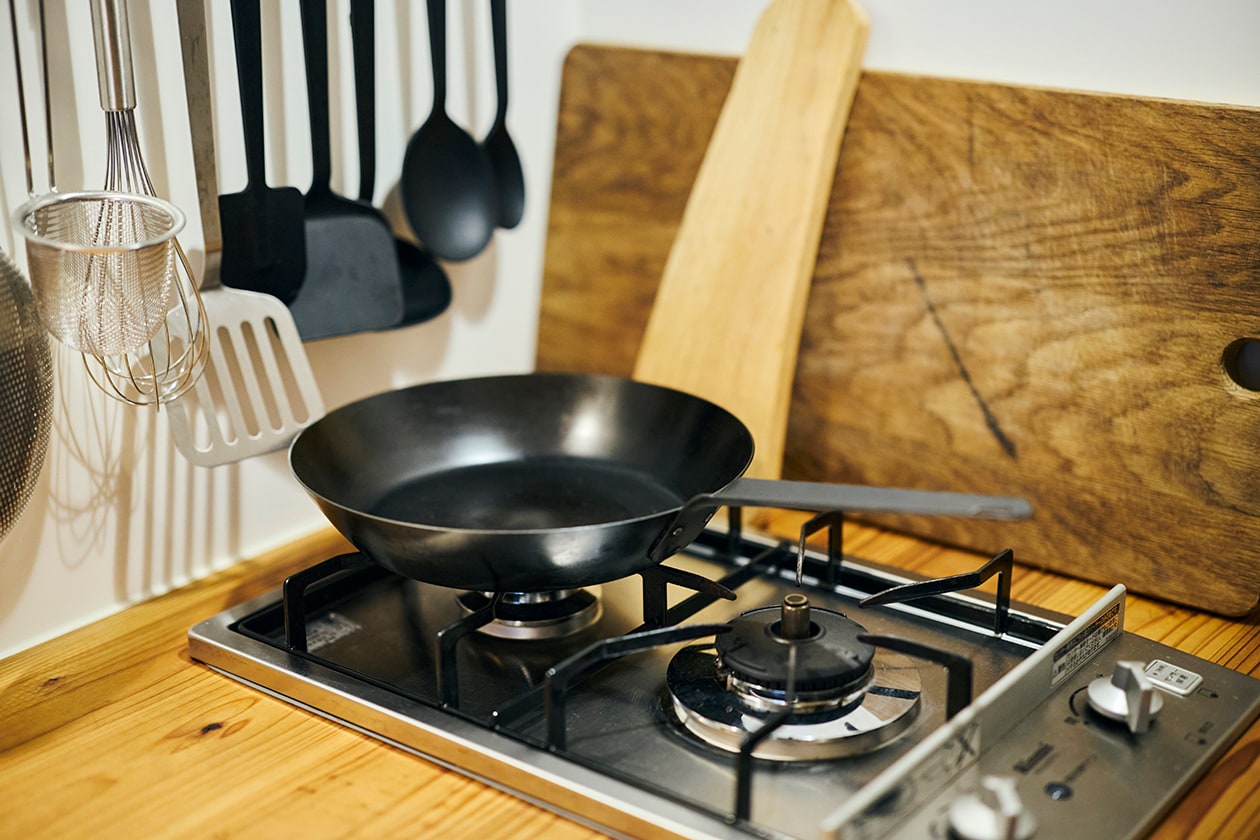 使いながら触れながら、木と向き合う部屋 | ステンレス ユニットシェルフ、壁に付けられる 家具 ほか_mGQ7Q0