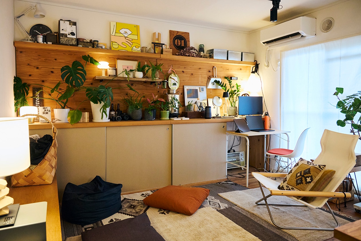 使いながら触れながら、木と向き合う部屋 | ステンレス ユニットシェルフ、壁に付けられる 家具 ほか_4AqyOs